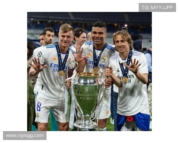 皇马传奇重返伯纳乌,球迷排队与克罗斯合影 皇马传奇重返伯纳乌,球迷排队与克罗斯合影